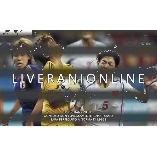 (110821) -- SHENZHEN, Aug. 21, 2011 () -- Wang Dongni (R) of China vies with Japan\'s goalie Ikeda Sakiko during their women\'s soccer match at the 26th Summer Universiade in Shenzhen, a city of south China\'s Guangdong Province, on Aug. 21, 2011. China claimed the title by defeating Japan with 2-1. (/Wang Haofei)(wll)
