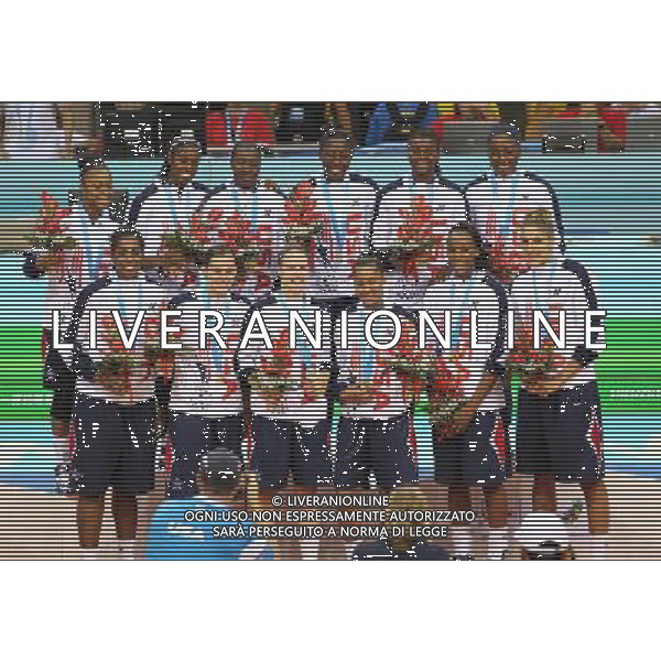 (110821) -- SHENZHEN, Aug. 21, 2011 () -- The team members of the United States pose for a group photo after the awarding ceremony of the women\'s basketball event at the 26th Summer Universiade in Shenzhen, a city of south China\'s Guangdong Province, on Aug. 21, 2011. The United States claimed the title by defeating Chinese Taipei with 101-66. (/Meng Yongmin)