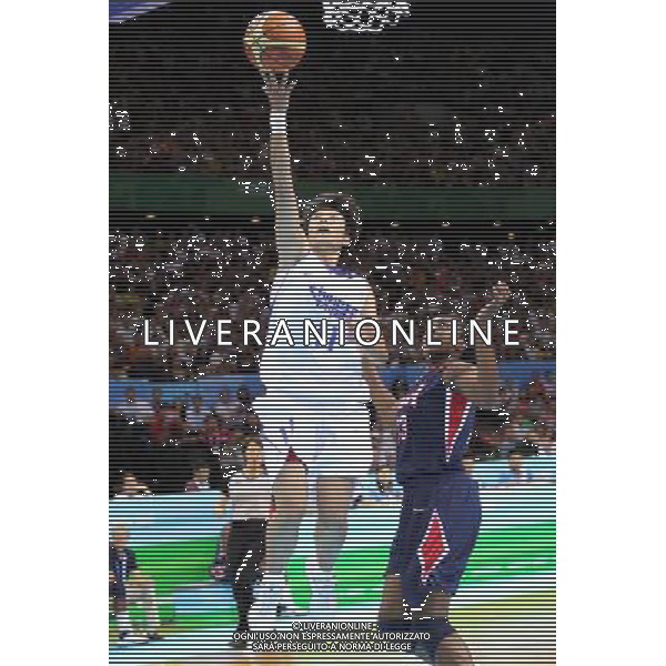 (110821) -- SHENZHEN, Aug. 21, 2011 () -- Chen Yuchun(L) of Chinese Taipei goes up to the basket during the women\'s basketball final against the United States at the 26th Summer Universiade in Shenzhen, a city of south China\'s Guangdong Province, on Aug. 21, 2011. The United States claimed the title by defeating Chinese Taipei with 101-66. (/Meng Yongmin)(wll)