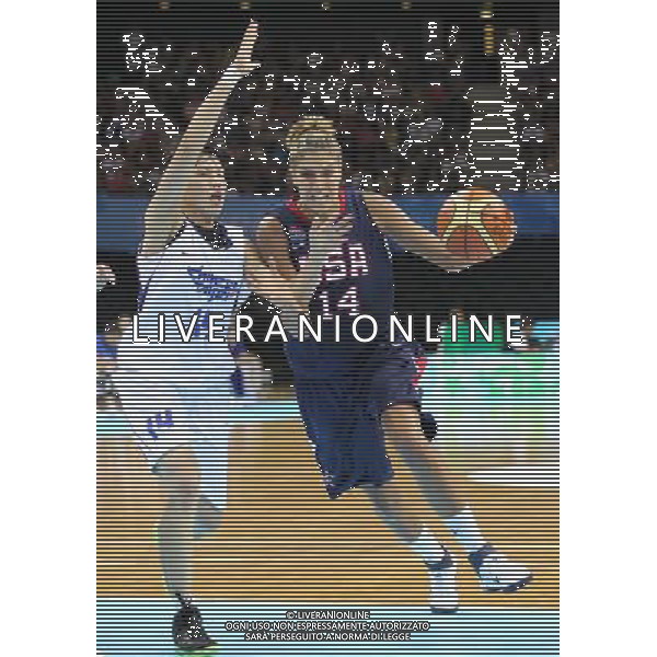 (110821) -- SHENZHEN, Aug. 21, 2011 () -- Elena Delle Donne (R) of the United States breaks through the defense from Huang Pingjen of Chinese Taipei during the women\'s basketball final at the 26th Summer Universiade in Shenzhen, a city of south China\'s Guangdong Province, on Aug. 21, 2011. The United States claimed the title by defeating Chinese Taipei with 101-66. (/Meng Yongmin)(wll)