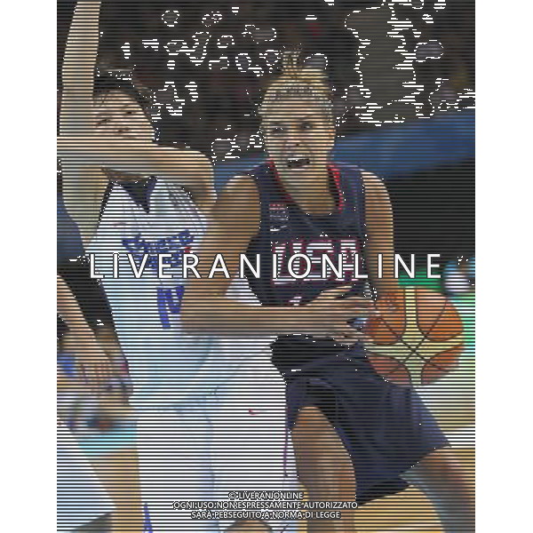 (110821) -- SHENZHEN, Aug. 21, 2011 () -- Elena Delle Donne (R) of the United States breaks through the defense from Huang Pingjen of Chinese Taipei during the women\'s basketball final at the 26th Summer Universiade in Shenzhen, a city of south China\'s Guangdong Province, on Aug. 21, 2011. The United States claimed the title by defeating Chinese Taipei with 101-66. (/Meng Yongmin)(wll)