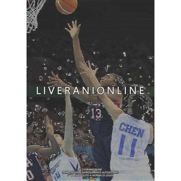 (110821) -- SHENZHEN, Aug. 21, 2011 () -- Ogwumike Nnemkadi (2nd, R) of the United States shoots during the women\'s basketball final against Chinese Taipei at the 26th Summer Universiade in Shenzhen, a city of south China\'s Guangdong Province, on Aug. 21, 2011. The United States claimed the title by defeating Chinese Taipei with 101-66. (/Meng Yongmin)(wll)