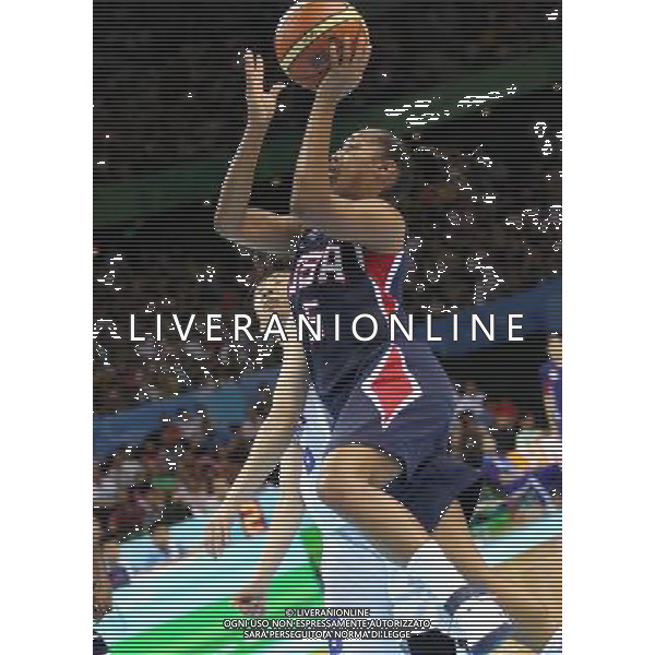 (110821) -- SHENZHEN, Aug. 21, 2011 () -- Skylar Diggins of the United States goes up to the basket during the women\'s basketball final against Chinese Taipei at the 26th Summer Universiade in Shenzhen, a city of south China\'s Guangdong Province, on Aug. 21, 2011. The United States claimed the title by defeating Chinese Taipei with 101-66. (/Meng Yongmin)(wll)