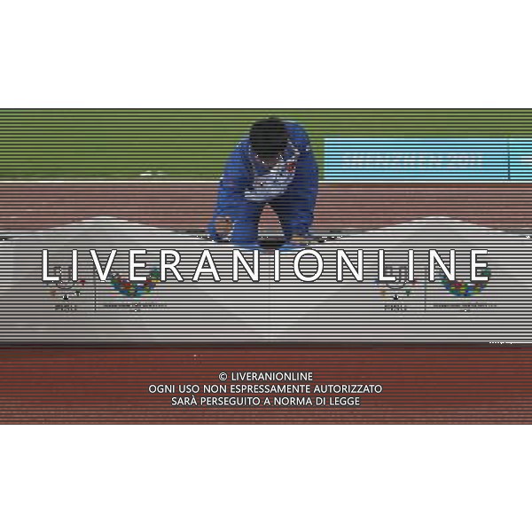 (110821) -- SHENZHEN, Aug. 21, 2011 () -- Gold medalist Su Xiongfeng of China pretends to \'sweep the podium\' prior to the awarding ceremony of the men\'s long jump of athletics at the 26th Summer Universiade in Shenzhen, a city of south China\'s Guangdong Province, on Aug. 21, 2011. (/Li Ming)