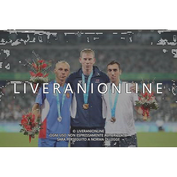 (110821) -- SHENZHEN, Aug. 21, 2011 () -- Gold medalist Andrew James Vernon (C) of Great Britain, silver medalist Evgeny Rybakov of Russia (R), and bronze medalist Stefano La Rosa of Italy celebrate during the awarding ceremony of the men\'s 5000m of athletics at the 26th Summer Universiade in Shenzhen, a city of south China\'s Guangdong Province, on Aug. 21, 2011. (/Li Ming)(wll)