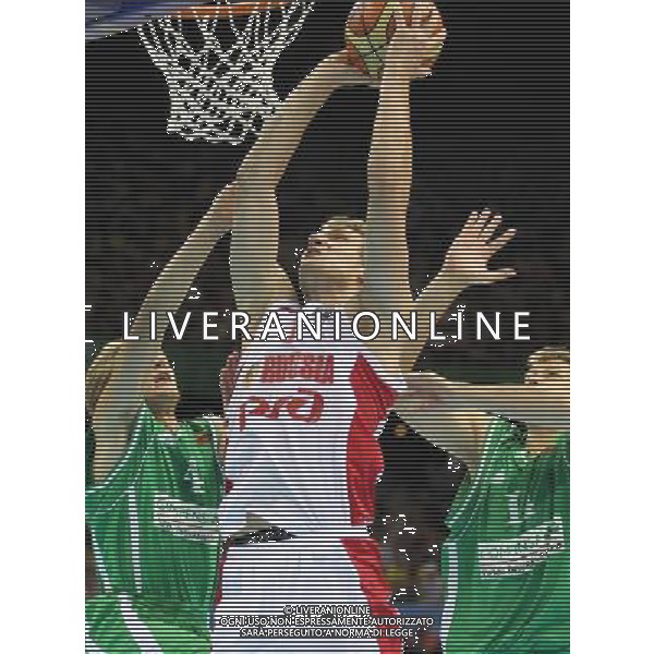 (110822) -- SHENZHEN, Aug. 22, 2011 () -- Anatoly Kashirov (C) of Russia goes up for a shot during the bronze medal match of basketball against Lithuania at the 26th Summer Universiade in Shenzhen, a city of south China\'s Guangdong Province, Aug. 22, 2011. Lithuania won the match 76:74 and claimed the bronze medal of the event. (/Meng Yongmin)