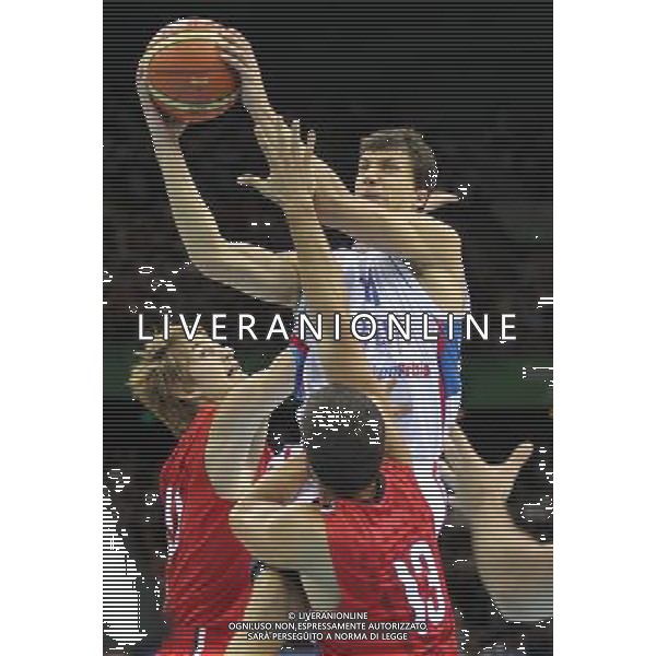 (110822) -- SHENZHEN, Aug. 22, 2011 () -- Vladimir Lucic (top) of Serbia goes up to the basket during the men\'s basketball final match against Canada at the 26th Summer Universiade in Shenzhen, a city of south China\'s Guangdong Province, Aug. 22, 2011. (/Meng Yongmin)