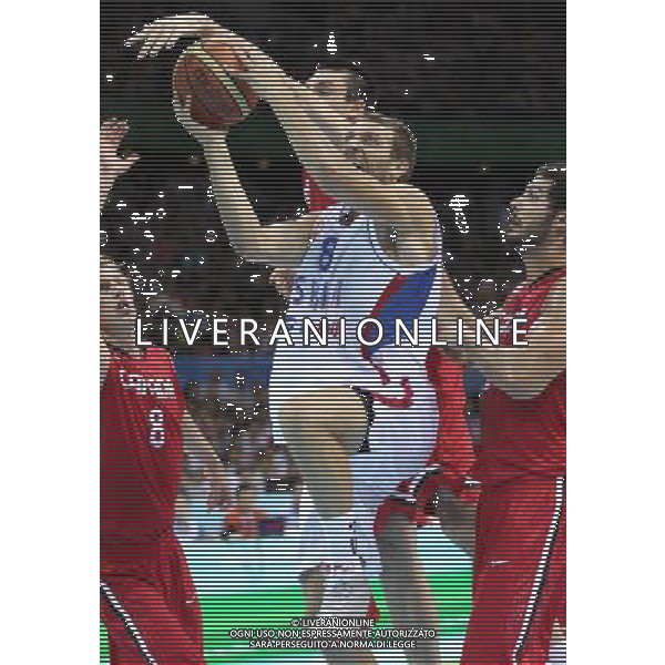 (110822) -- SHENZHEN, Aug. 22, 2011 () -- Milos Dimic (C) of Serbia goes up to the basketball during the men\'s basketball final match against Canada at the 26th Summer Universiade in Shenzhen, a city of south China\'s Guangdong Province, Aug. 22, 2011. (/Meng Yongmin)
