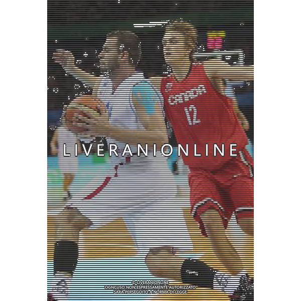 (110822) -- SHENZHEN, Aug. 22, 2011 () -- Nikola Dragovic (L) of Serbia break through during the men\'s basketball final match against Canada at the 26th Summer Universiade in Shenzhen, a city of south China\'s Guangdong Province, Aug. 22, 2011. (/Meng Yongmin)