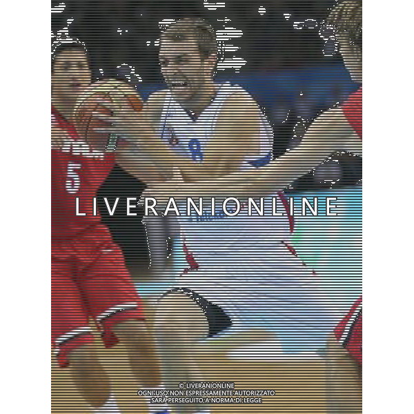 (110822) -- SHENZHEN, Aug. 22, 2011 () -- Milos Dimic (C) of Serbia breaks through during the men\'s basketball final match against Canada at the 26th Summer Universiade in Shenzhen, a city of south China\'s Guangdong Province, Aug. 22, 2011. (/Meng Yongmin)