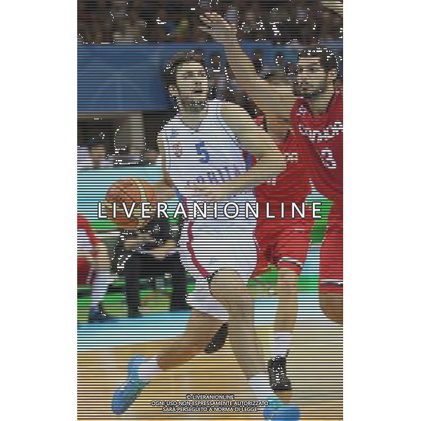 (110822) -- SHENZHEN, Aug. 22, 2011 () -- Marko Ljubicic (L) of Serbia breaks through during the men\'s basketball final match against Canada at the 26th Summer Universiade in Shenzhen, a city of south China\'s Guangdong Province, Aug. 22, 2011. (/Meng Yongmin)