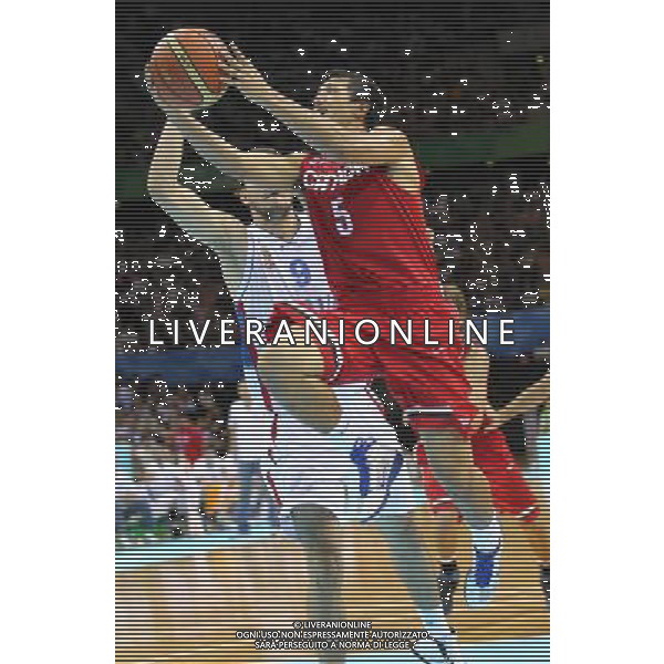 (110822) -- SHENZHEN, Aug. 22, 2011 () -- Nathan Yu (R) of Canada goes to the basket during the men\'s basketball final against Serbia at the 26th Summer Universiade in Shenzhen, a city of south China\'s Guangdong Province, Aug. 22, 2011. (/Meng Yongmin)(lm)