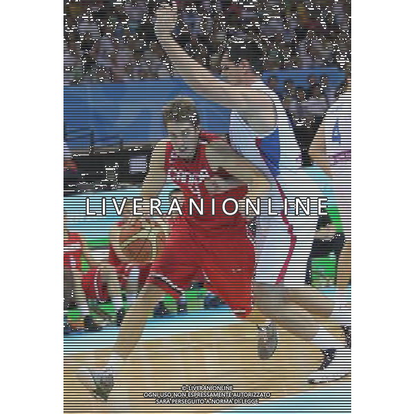 (110822) -- SHENZHEN, Aug. 22, 2011 () -- Jahmal Jones (L) of Canada drives the ball during the men\'s basketball final against Serbia at the 26th Summer Universiade in Shenzhen, a city of south China\'s Guangdong Province, Aug. 22, 2011. (/Meng Yongmin)(lm)