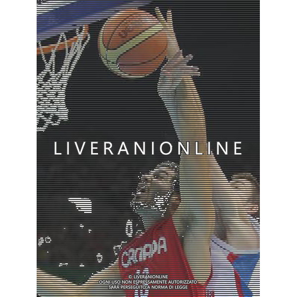 (110822) -- SHENZHEN, Aug. 22, 2011 () -- Boris Bakovic (L) of Canada competes during the men\'s basketball final against Serbia at the 26th Summer Universiade in Shenzhen, a city of south China\'s Guangdong Province, Aug. 22, 2011. (/Meng Yongmin)(lm)