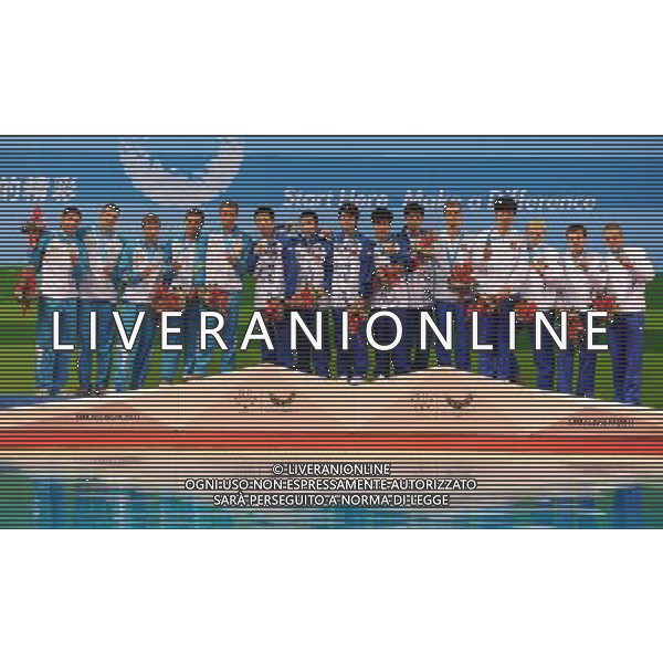 (110822) -- SHENZHEN, Aug. 22, 2011 () -- Gold medalists China\'s team (C) , silver medalists Ukraine\'s team (L) and bronze medalists Russia\'s team pose during the awarding ceremony of the men\'s team of diving event at the 26th Summer Universiade in Shenzhen, a city of south China\'s Guangdong Province, Aug. 22, 2011. China won the gold with 3718.46 points. Ukraine and Russia won the silver and the bronze with 3239.83 points and 3239.69 points respectively. (/Lu Hanxin)(lm)