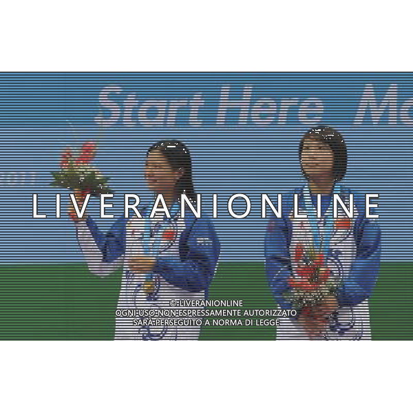 (110822) -- SHENZHEN, Aug. 22, 2011 () -- Gold medalists He Zi and Wang Han of China celebrate during the awarding ceremony of the women\'s synchronised 3m springboard of diving event at the 26th Summer Universiade in Shenzhen, a city of south China\'s Guangdong Province, Aug. 22, 2011. (/Lu Hanxin)