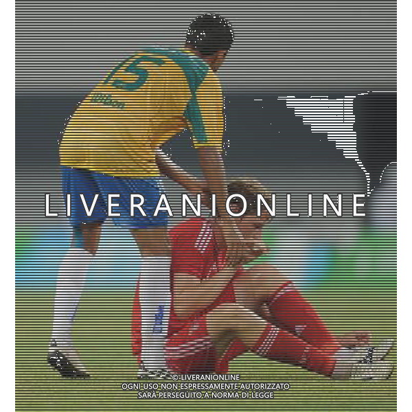 (110822) -- SHENZHEN, Aug. 22, 2011 () -- Dennys Amorim (L) of Brazil comforts Mikhail Mishchenko of Russia after the men\'s bronze medal football match between Brazil and Russia at the 26th Summer Universiade in Shenzhen, a city of south China\'s Guangdong Province, Aug. 22, 2011. Brazil won 2-0 to win the bronze. (/Li Ga)(lm)