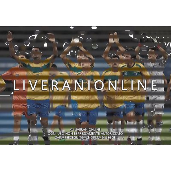 (110822) -- SHENZHEN, Aug. 22, 2011 () -- Players of Brazil greet the audience after the men\'s bronze medal football match between Brazil and Russia at the 26th Summer Universiade in Shenzhen, a city of south China\'s Guangdong Province, Aug. 22, 2011. Brazil won 2-0 to win the bronze. (/Li Ga)(lm)