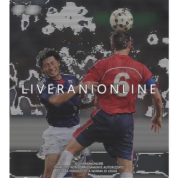 (110822) -- SHENZHEN, Aug. 22, 2011 () -- Nagisa Sakurauchi (L) of Japan heads the ball with Gary Robert Warren of Great Britain during the men\'s football final at the 26th Summer Universiade in Shenzhen, a city of south China\'s Guangdong Province, Aug. 22, 2011. (/Li Ga)(lm)