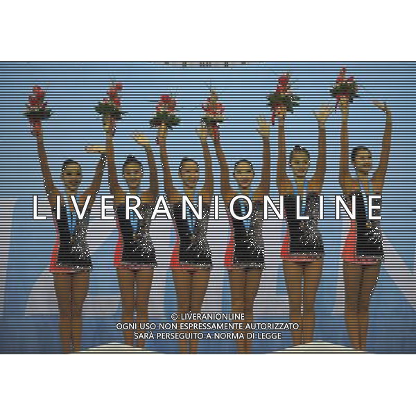 (110822) -- SHENZHEN, Aug. 22, 2011 () -- The Chinese group pose on the podium during the awarding ceremony of 3 ribbons+2 hoops final of rhythmic gymnastics at the 26th Summer Universiade in Shenzhen, a city of south China\'s Guangdong Province, Aug. 22, 2011. The Chinese group won the gold medal of the event with a total of 27.100. (/Guo Yong)