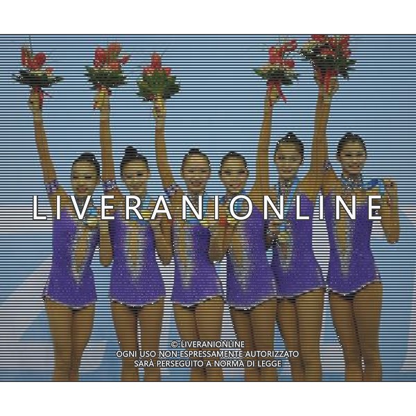 (110822) -- SHENZHEN, Aug. 22, 2011 () -- The Chinese group pose during the awarding ceremony of the 5 balls of rhythmic gymnastics at the 26th Summer Universiade in Shenzhen, a city of south China\'s Guangdong Province, Aug. 22, 2011. The Chinese group won the gold medal of the event with a total of 26.950. (/Guo Yong)