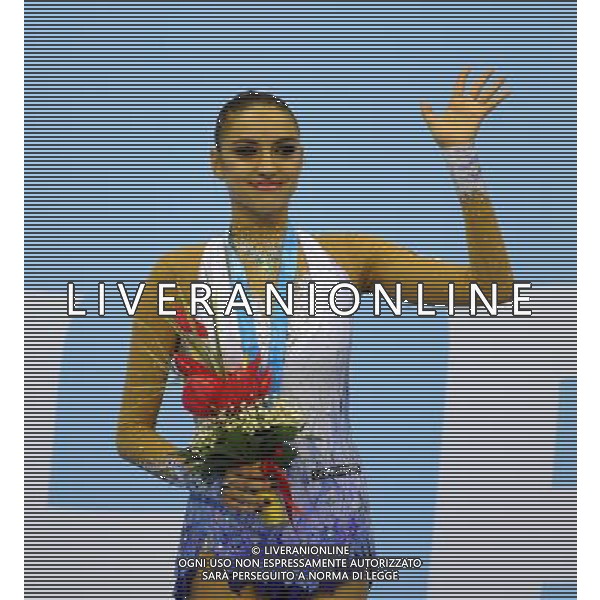 (110822) -- SHENZHEN, Aug. 22, 2011 () -- Evgeniya Kanaeva of Russia poses during the awarding ceremony of individual clubs of rhythmic gymnastics at the 26th Summer Universiade in Shenzhen, a city of south China\'s Guangdong Province, Aug. 22, 2011. Evgeniya Kanaeva won the gold medal of the event with a total of 29.200. (/Guo Yong)