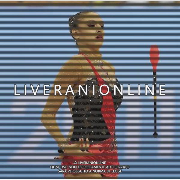 (110822) -- SHENZHEN, Aug. 22, 2011 () -- Evgeniya Kanaeva of Russia competes during the individual clubs final of rhythmic gymnastics at the 26th Summer Universiade in Shenzhen, a city of south China\'s Guangdong Province, Aug. 22, 2011. Evgeniya Kanaeva won the gold medal of the event with a total of 29.200. (/Guo Yong)