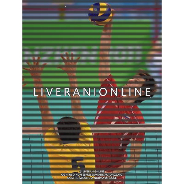 (110822) -- SHENZHEN, Aug. 22, 2011 () -- Evgeny Sivozhelez (R) of Russia competes during the men\'s volleyball final between Ukraine and Russia at the 26th Summer Universiade in Shenzhen, a city of south China\'s Guangdong Province, Aug. 22, 2011. Russia won 97-83 to win the gold. (/Yao Shiyao)(lm)