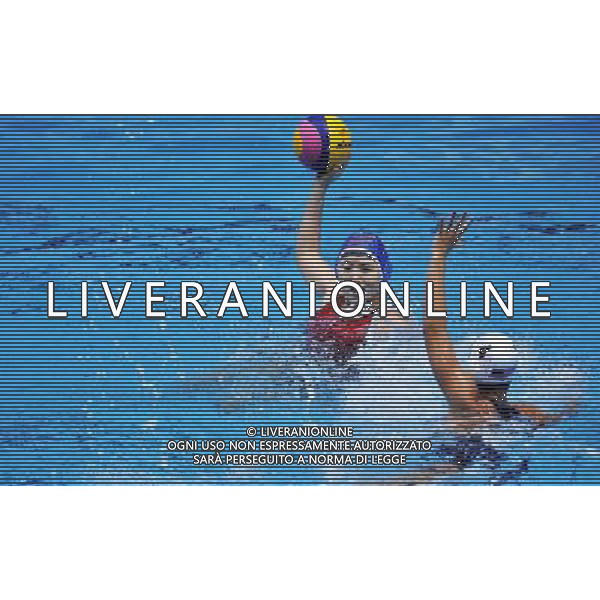 (110822) -- SHENZHEN, Aug. 22, 2011 () -- Wang Yi (L) of China vies with Alyssa Lo of the United States during the women\'s water polo gold medal match at the 26th Summer Universiade in Shenzhen, a city of south China\'s Guangdong Province, Aug. 22, 2011. China won the match 14-4 and claimed the title of the event. (/Wang Haofei)