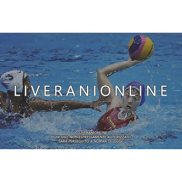 (110822) -- SHENZHEN, Aug. 22, 2011 () -- Liu Ping (R) of China vies with Pallavi Menon of the United States during the women\'s water polo gold medal match at the 26th Summer Universiade in Shenzhen, a city of south China\'s Guangdong Province, Aug. 22, 2011. China won the match 14-4 and claimed the title of the event. (/Wang Haofei)