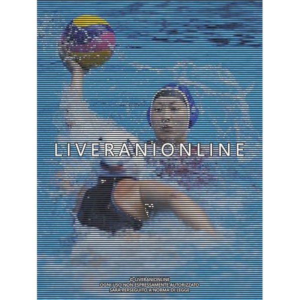 (110822) -- SHENZHEN, Aug. 22, 2011 () -- Teng Fei (R) of China competes during the women\'s water polo gold medal match against the United States at the 26th Summer Universiade in Shenzhen, a city of south China\'s Guangdong Province, Aug. 22, 2011. China won the match 14-4 and claimed the title of the event. (/Wang Haofei)