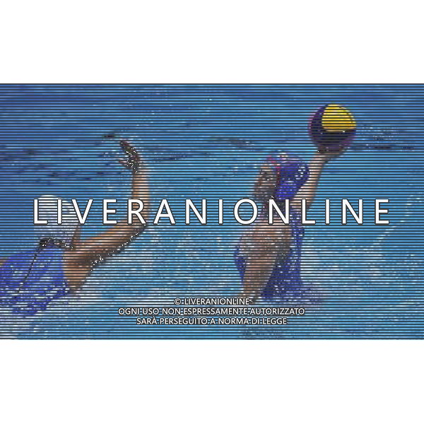 (110822) -- SHENZHEN, Aug. 22, 2011 () -- Alena Vylegzhanina (R) of Russia competes during the women\'s water polo bronze medal match against Italy at the 26th Summer Universiade in Shenzhen, a city of south China\'s Guangdong Province, Aug. 22, 2011. Russia won 18-9.(/Wang Haofei)(lm)