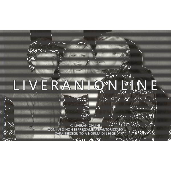 ARCHIVIO GIOVANNI LIVERANI NELLA FOTO BEATRICE CORI ANNUNCIATRICE TELEVISIVA CON GIL E TONY RENIS AG ALDO LIVERANI S A S