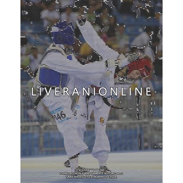 (110823) -- SHENZHEN, Aug. 23, 2011 () -- Hatice Kubra Yangin (L) of Turkey competes with Laura Urriola Ateca of Spain during women\'s -53kg match of taekwondo at the 26th Summer Universiade in Shenzhen, a city of south China\'s Guangdong Province, on Aug. 23, 2011. Hatice Kubra Yangin won Laura Urriola Ateca 9-0 to get the gold medal. (/Liang Xu)(wx)