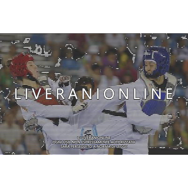 (110823) -- SHENZHEN, Aug. 23, 2011 () -- Hatice Kubra Yangin (R) of Turkey competes with Laura Urriola Ateca of Spain during women\'s -53kg match of taekwondo at the 26th Summer Universiade in Shenzhen, a city of south China\'s Guangdong Province, on Aug. 23, 2011. Hatice Kubra Yangin won Laura Urriola Ateca 9-0 to get the gold medal. (/Liang Xu)(wx)