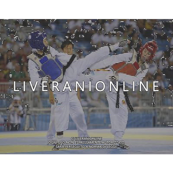 (110823) -- SHENZHEN, Aug. 23, 2011 () -- Hatice Kubra Yangin (L) of Turkey competes with Laura Urriola Ateca of Spain during women\'s -53kg match of taekwondo at the 26th Summer Universiade in Shenzhen, a city of south China\'s Guangdong Province, on Aug. 23, 2011. Hatice Kubra Yangin won Laura Urriola Ateca 9-0 to get the gold medal. (/Liang Xu)(wx)