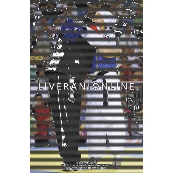 (110823) -- SHENZHEN, Aug. 23, 2011 () -- Hatice Kubra Yangin of Turkey hugs her coach after women\'s -53kg match of taekwondo at the 26th Summer Universiade in Shenzhen, a city of south China\'s Guangdong Province, on Aug. 23, 2011. Hatice Kubra Yangin won Laura Urriola Ateca of Spain 9-0 to get the gold medal. (/Liang Xu)(wx)
