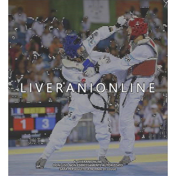 (110823) -- SHENZHEN, Aug. 23, 2011 () -- Umut Bildik (L) of Turkey competes with Stevens Barclais of France during men\'s -63kg match of taekwondo at the 26th Summer Universiade in Shenzhen, a city of south China\'s Guangdong Province, on Aug. 23, 2011. Umut Bildik won Stevens Barclais 5-4 to get the gold medal. (/Liang Xu)(wx)