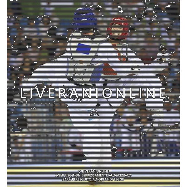 (110823) -- SHENZHEN, Aug. 23, 2011 () -- Umut Bildik (L) of Turkey competes with Stevens Barclais of France during men\'s -63kg match of taekwondo at the 26th Summer Universiade in Shenzhen, a city of south China\'s Guangdong Province, on Aug. 23, 2011. Umut Bildik won Stevens Barclais 5-4 to get the gold medal. (/Liang Xu)(wx)