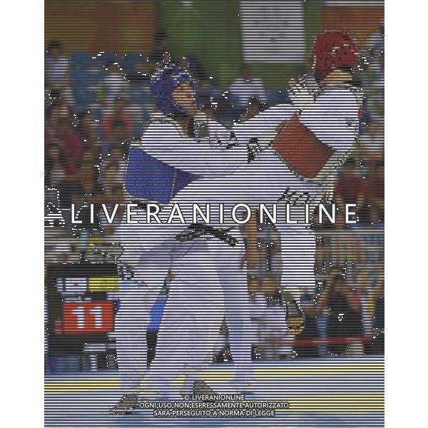 (110823) -- SHENZHEN, Aug. 23, 2011 () -- Park Yong Hyun (R) of South Korea competes with Guilherme Felix of Brazil during men\'s -87kg match of taekwondo at the 26th Summer Universiade in Shenzhen, a city of south China\'s Guangdong Province, on Aug. 23, 2011. Park Yong Hyun won Guilherme Felix to get the gold medal. (/Liang Xu)(wx)