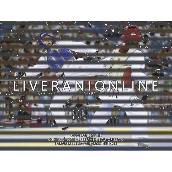 (110823) -- SHENZHEN, Aug. 23, 2011 () -- Chuang Chiachia (L) of Chinese Taipei competes with Park Min Yeon of South Korea during women\'s -73kg match of taekwondo at the 26th Summer Universiade in Shenzhen, a city of south China\'s Guangdong Province, on Aug. 23, 2011. Chuang Chiachia won Park Min Yeon 3-2 to get the gold medal. (/Liang Xu)(wx)