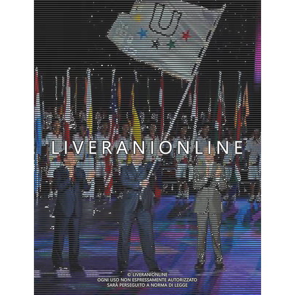 (110823) -- SHENZHEN, Aug. 23, 2011 () -- Russia\'s First Deputy Prime Minister Igor Shuvalov (C) waves the flag of International University Sports Federation (FISU) during the closing ceremony of the 26th Summer Universiade held at the Window of the World theme park in Shenzhen, a city of south China\'s Guangdong Province, Aug. 23, 2011. (/Yang Shiyao)(kh)