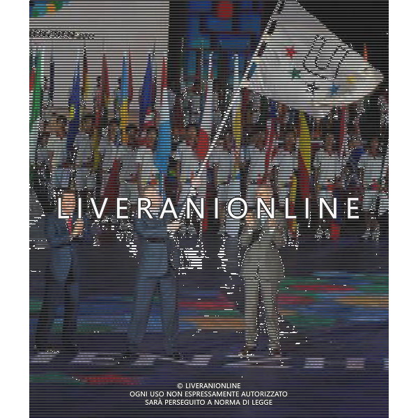 (110823) -- SHENZHEN, Aug. 23, 2011 () -- Russia\'s First Deputy Prime Minister Igor Shuvalov (C) waves the flag of International University Sports Federation (FISU) during the closing ceremony of the 26th Summer Universiade held at the Window of the World theme park in Shenzhen, a city of south China\'s Guangdong Province, Aug. 23, 2011. (/Lu Hanxin)(kh)