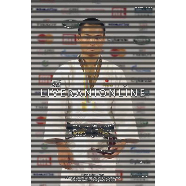 (110824) -- PARIS, Aug. 24, 2011 () -- Masashi Ebinuma (Jap) holds the medal during the awarding ceremony of men\'s 66kg Judo world championships in Paris, France. Aug. 23, 2011. Masashi Ebinuma claimed the gold medal of the event. (/Laurent Zabulon)