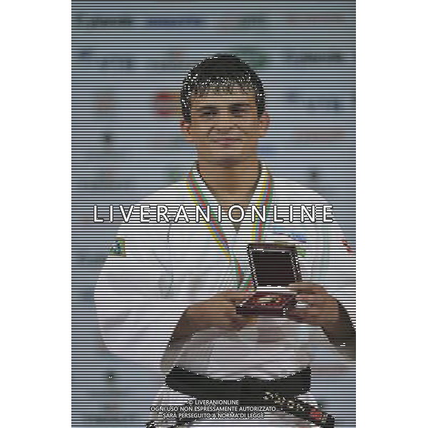 (110824) -- PARIS, Aug. 24, 2011 () -- Rishod Sobirov of Uzbekistan holds the medal during the awarding ceremony of men\'s 60kg Judo world championships in Paris, France, Aug. 23, 2011. Rishod Sobirov claimed the gold medal of the event. (/Laurent Zabulon)