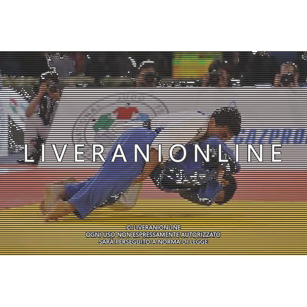 (110824) -- PARIS, Aug. 24, 2011 () -- Rishod Sobirov (white) of Uzbekistan competes with Hiroaki Hiraoka (blue) of Japan during their men\'s 60kg Judo world championships in Paris, France, Aug. 23, 2011. Rishod Sobirov won the game and claimed the gold medal of the event. (/Laurent Zabulon)