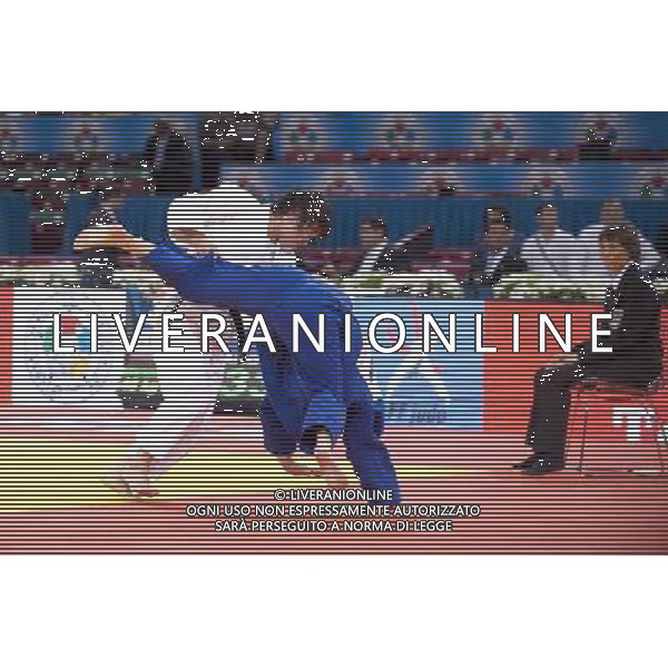 (110824) -- PARIS, Aug. 24, 2011 () -- Shugen Wu of China (white) competes during the women\'s 45kg Judo world championships in Paris, France. Aug. 23, 2011. (/Laurent Zabulon)