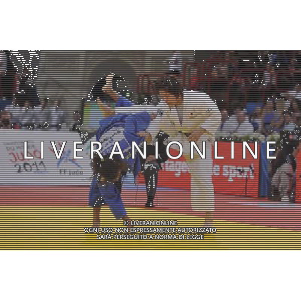 (110825) -- PARIS, Aug. 25, 2011 () -- Aiko Sato (Jap) (white) competes with Marti Rafaela Silva (Bra) (blue) during the women\'s 57kg Judo World Championships in Paris, France, Aug. 24, 2011. Aiko Sato won the game and claimed the gold medal of the event. (/Laurent Zabulon)