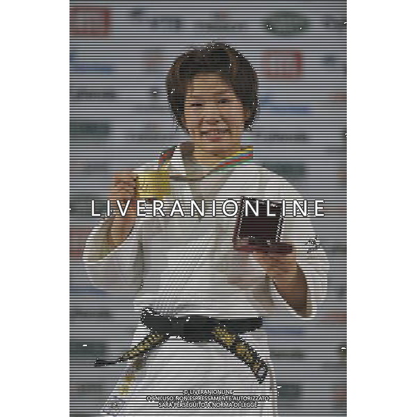 (110825) -- PARIS, Aug. 25, 2011 () -- Aiko Sato (Jap) holds the medal during the awarding ceremony of women\'s 57kg Judo World Championships in Paris, France, Aug. 24, 2011. Aiko Sato claimed the gold medal of the event. (/Laurent Zabulon)