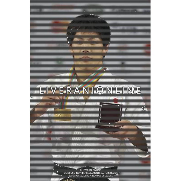 (110825) -- PARIS, Aug. 25, 2011 () -- Riki Nakaya (Jap) holds the medal during the awarding ceremony of men\'s 73kg Judo World Championships in Paris, France, Aug. 24, 2011. Riki Nakaya claimed the gold medal of the event.(/Laurent Zabulon)